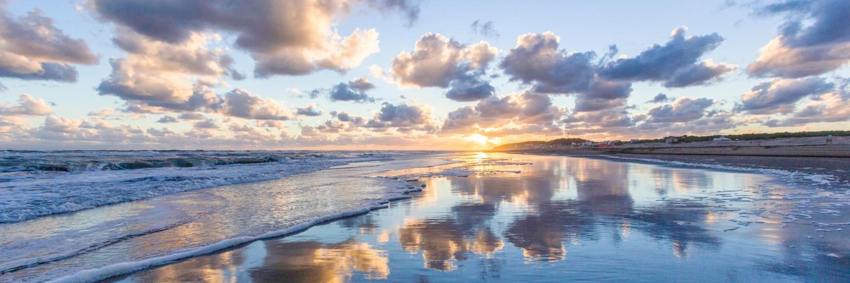 Atardecer sobre la playa de Balneario Orense