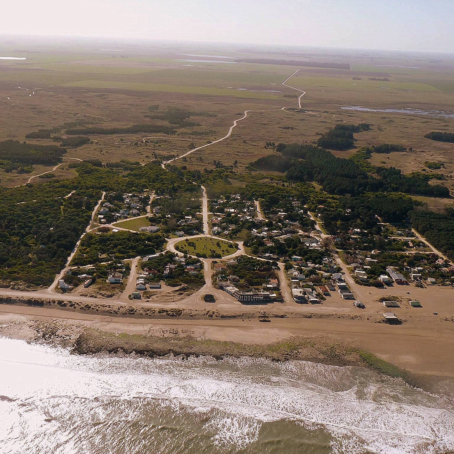 Vista aérea de Balneario Orense entre el campo y el mar