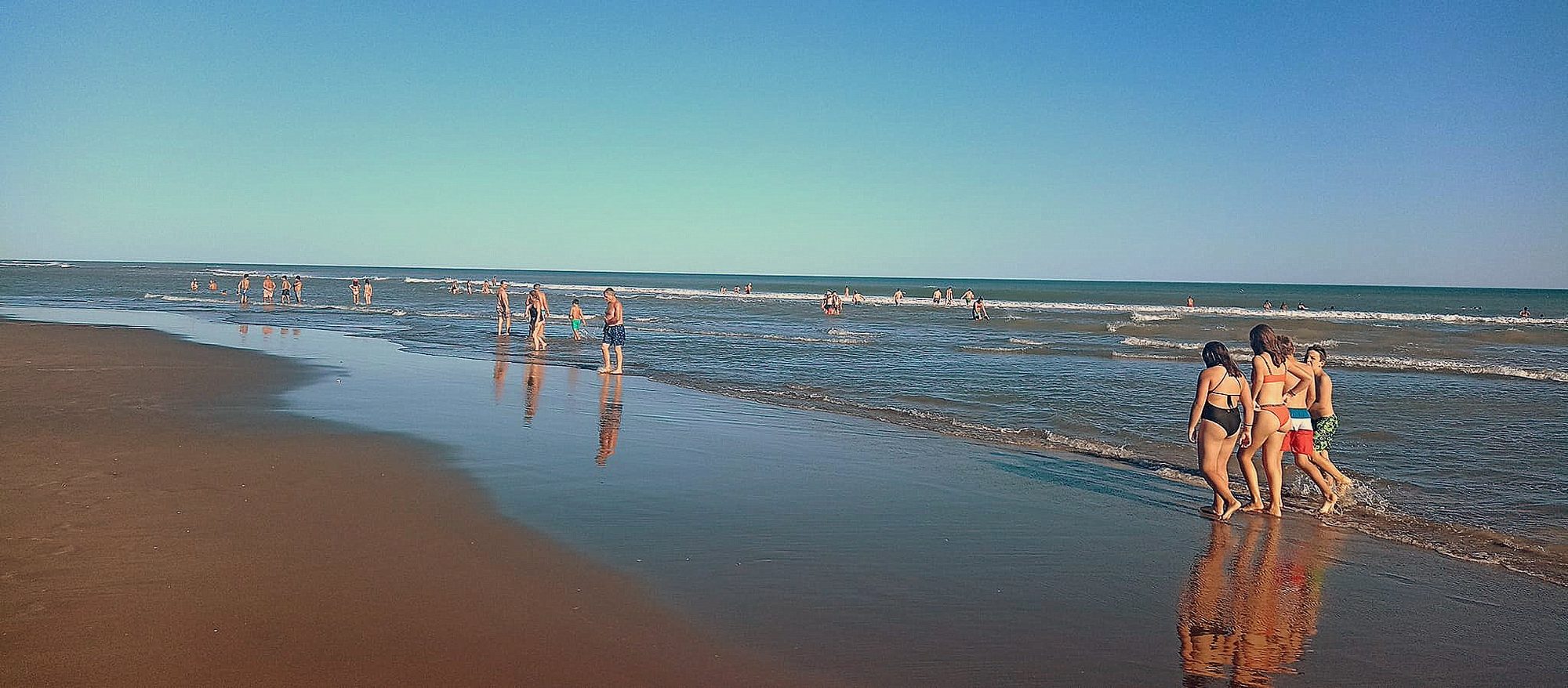 Playa amplia de arena dorada en Balneario Orense